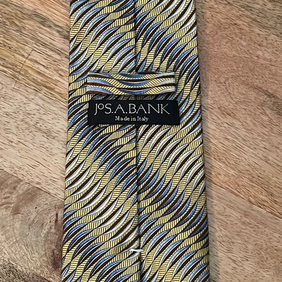 JOS A. BANK MEN’S YELLOW, BROWN, & LIGHT BLUE 100% SILK NECKTIE/PRE-OWNED/RARE!! - Picture 2 of 2